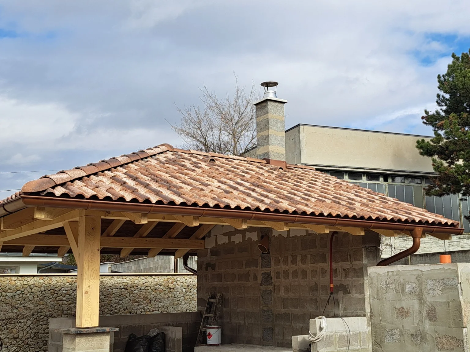 Valbová strecha s červenou krytinou a dreveným krovom