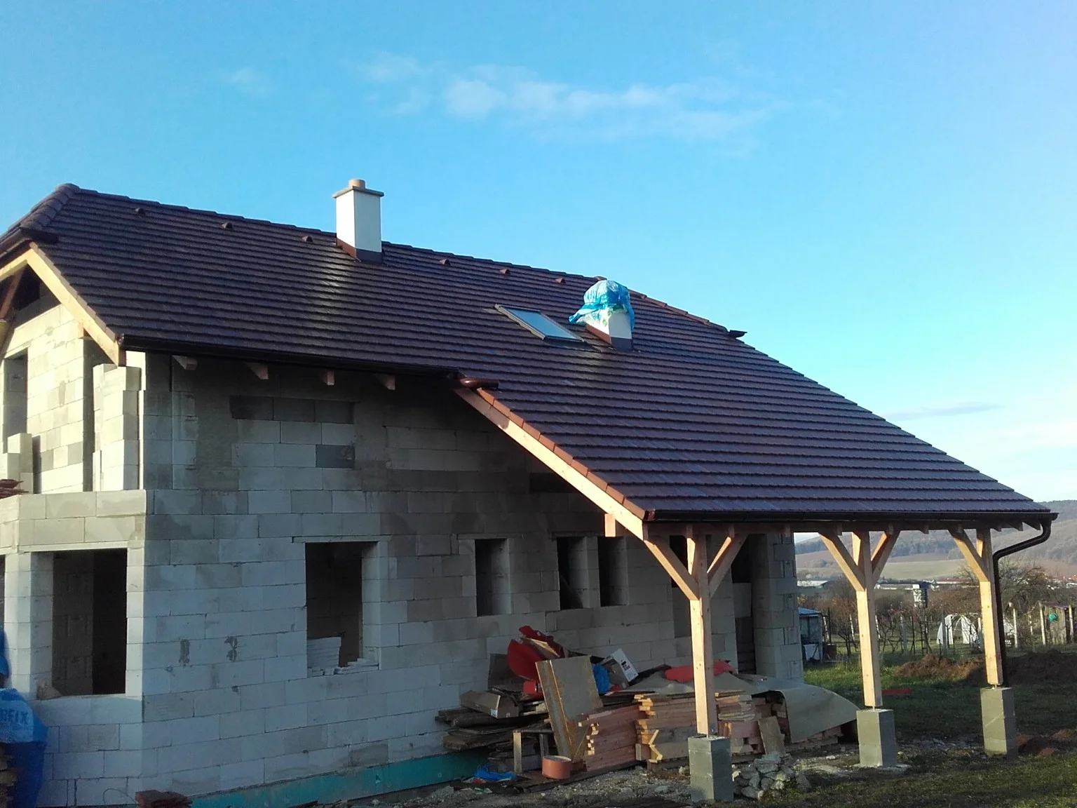 Tmavá škridlová strecha na rozostavanom rodinnom dome