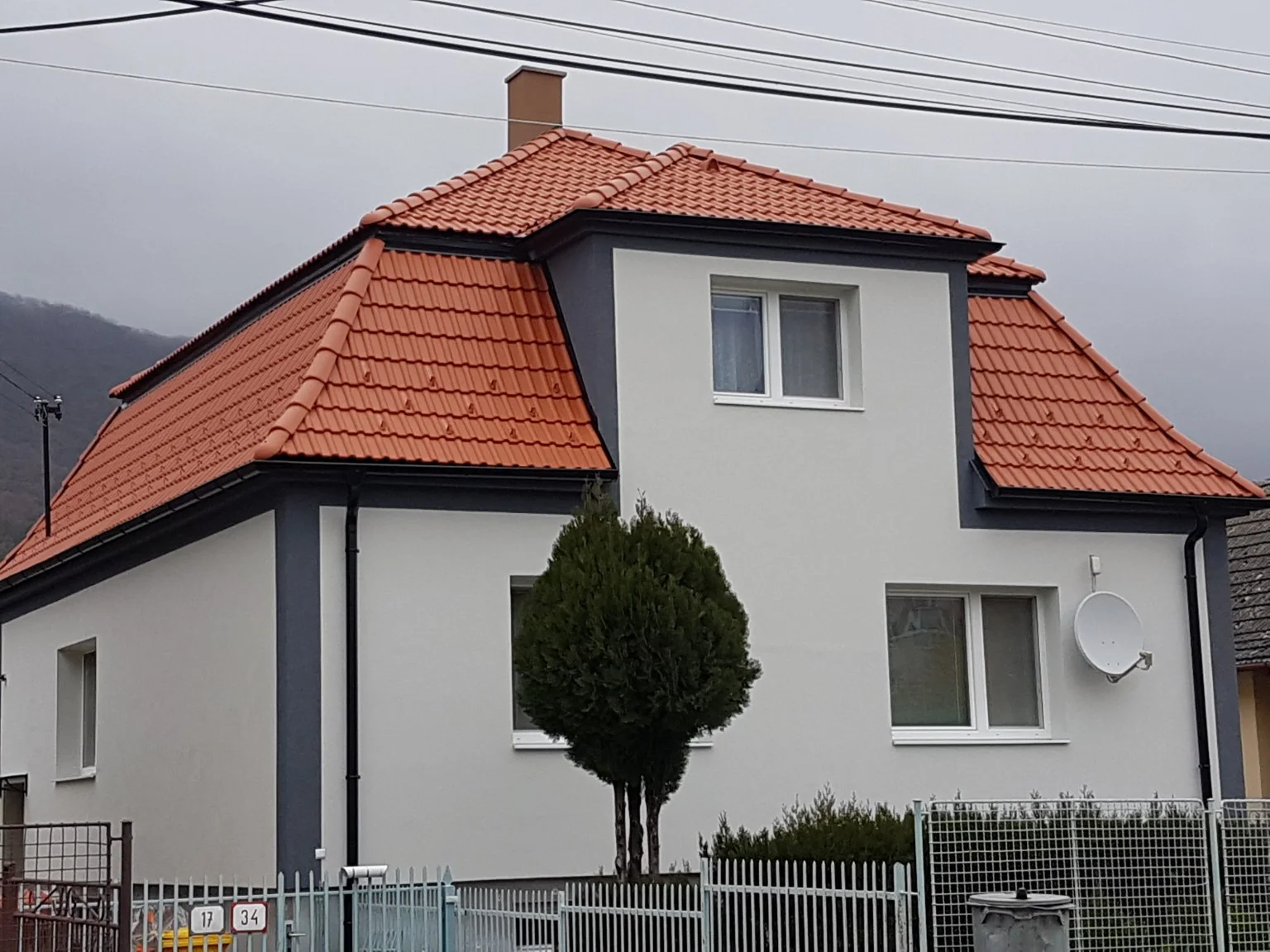 Rodinný dom s červenou valbovou strechou
