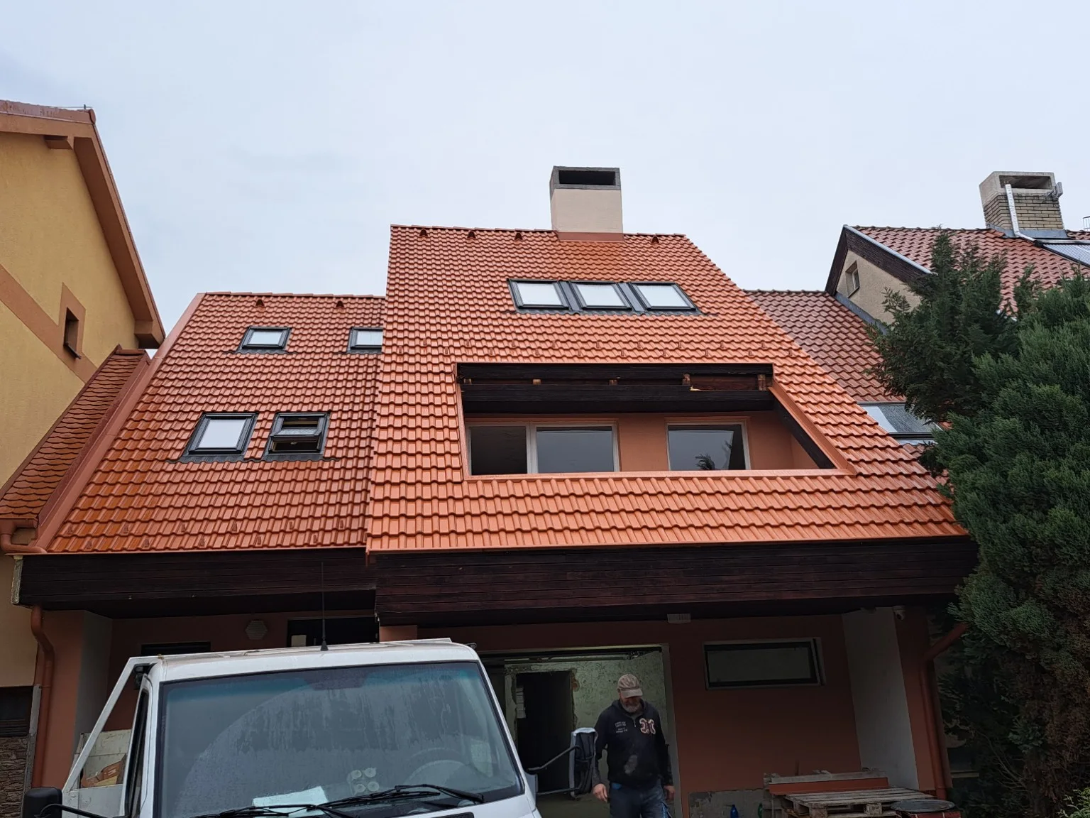 Červená škridlová strecha s viacerými strešnými oknami