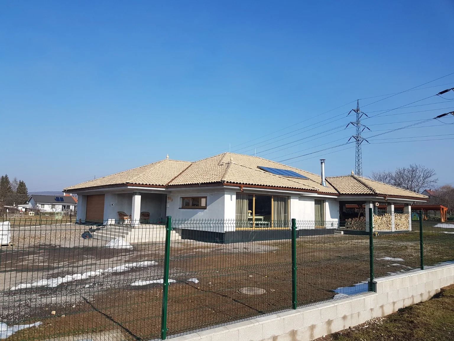 Rozľahlá valbová strecha bungalovu so svetlou krytinou