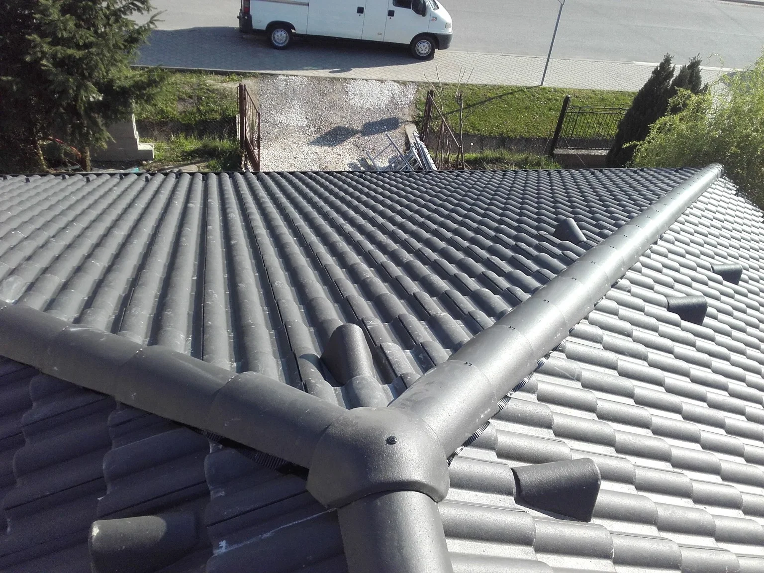 Detail tmavej strešnej krytiny a hrebeňa