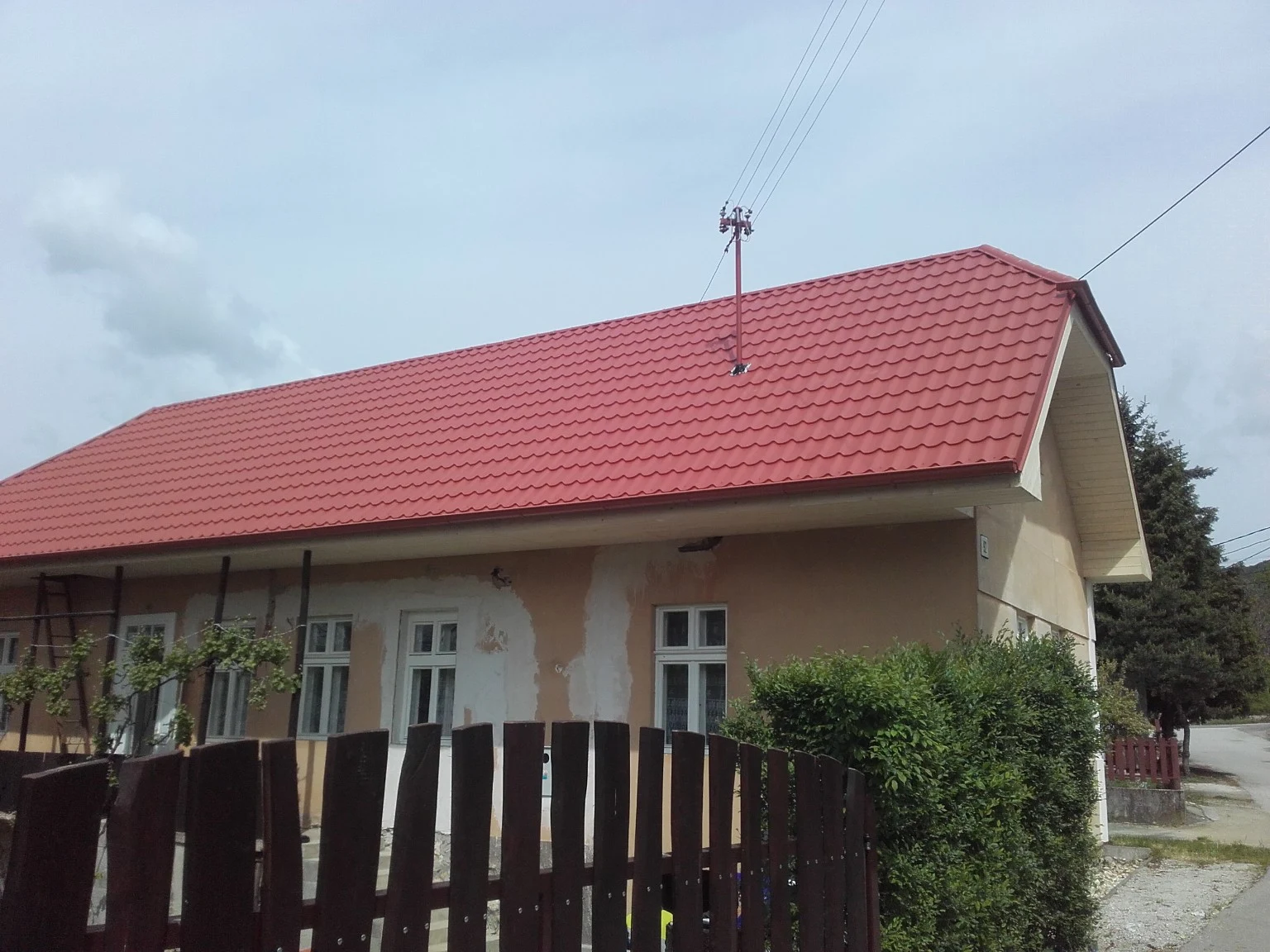 Dlhá červená strecha na tradičnom rodinnom dome